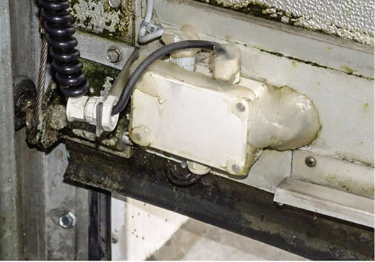 



Auch wenn es abdichtet, ist Silikon nicht geeignet, um eine regelkonforme Abdichtung zu erreichen. Spätestens bei der nächsten Torprüfung muss es moniert werden.
