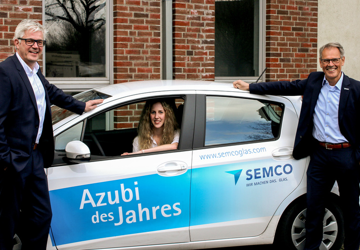 Bei der Preisübergabe (v.l.) Klaus Köttering (Regional-Geschäftsführer West), Annika Kiepe (Nordhorn Glastechnik), Hermann Schüller (Semco-GF).