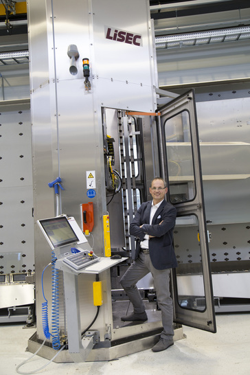 Alexander Kronsteiner, Leiter Produktmanagement bei Lisec, vor einer Kantenbearbeitungsanlage