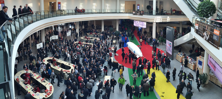 Dichtes Gedränge am Eingang Ost