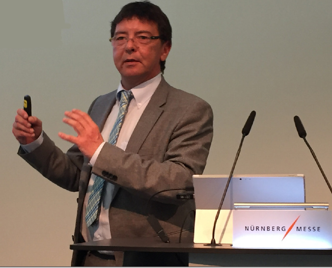 Prof. Hass von dem Künzelsauer Institut für Marketing stellte im Auftrag des Verbandes Fenster + Fassade (VFF) in Nürnberg die aktuelle Branchenstrukturanalyse vor