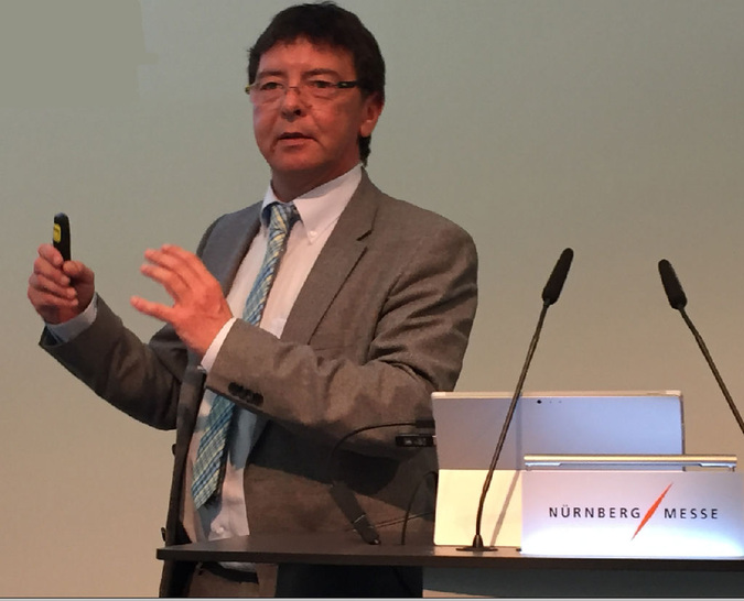 Prof. Hass von dem Künzelsauer Institut für Marketing stellte im Auftrag des Verbandes Fenster + Fassade (VFF) in Nürnberg die aktuelle Branchenstrukturanalyse vor