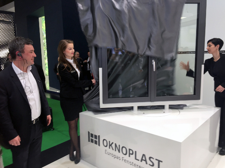 Vorhang auf für das neue Fenster für Deutschland. Ganz links im Bild: Dominik Mryczko, Geschäftsführer der Oknoplast Deutschland GmbH. - © Daniel Mund / GLASWELT
