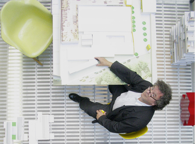 



Farbe in der Gebäudehülle ist ein Gestaltungsschwerpunkt von Prof. Eduard Schmutz, der neben seiner Lehrtätigkeit das Architekturbüro Schmutz & Partner gemeinsam mit Partner Matthias Mayer leitet.
