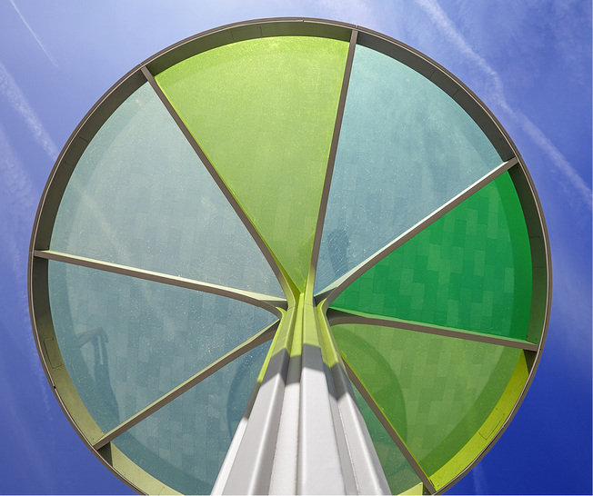 



Aus der Stahlstütze entwickelt sich die Tragkonstruktion, in die Gläser in zarten Gelb- und Grüntönen eingelegt wurden.
