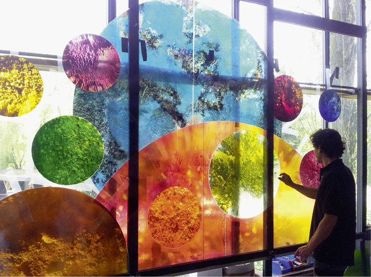 



Künstler Alfons Alt nutzt die Energie der Farben für das „interplanetarische Glasperlenspiel“, das Fassadenkunstwerk bei Leica. 
