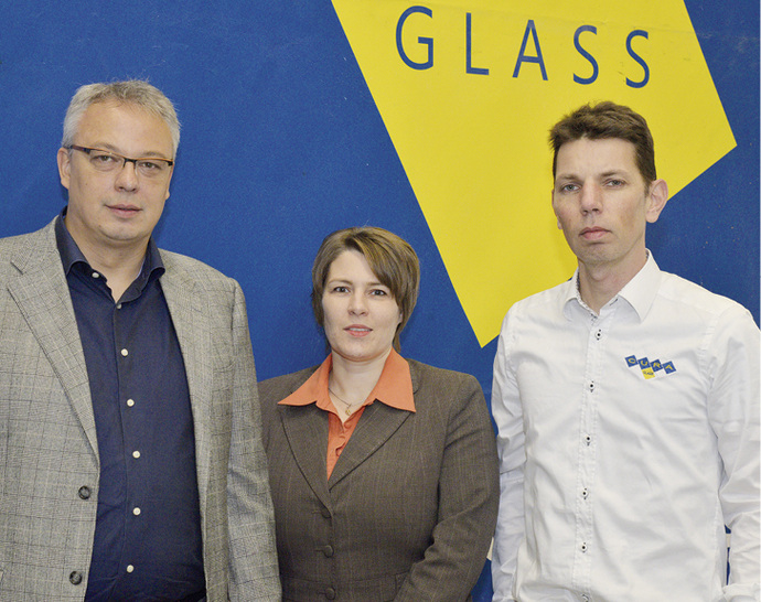 
Cura Glass Geschäftsführer Matthieu van den Ingh (l.); Sandra Kugler, A+W Vertrieb Mitteleuropa und David Verweij, IT-Manager bei Cura Glass
