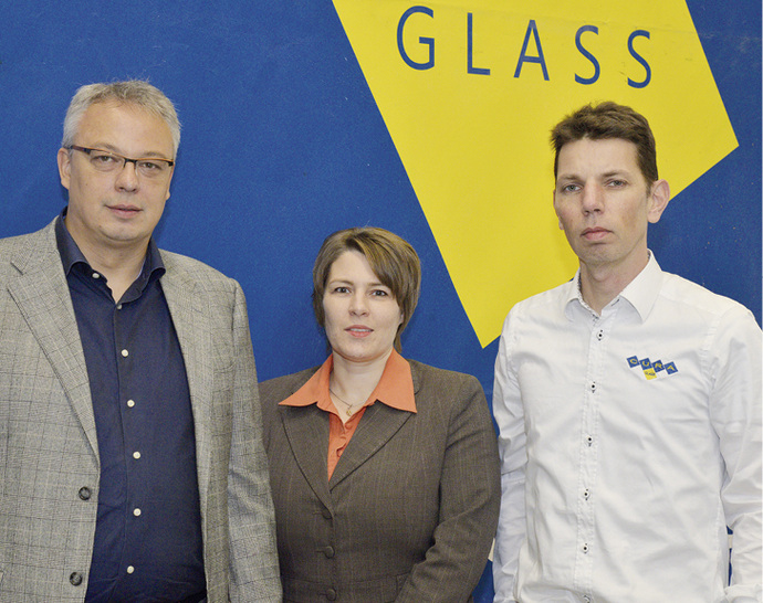<p>
Cura Glass Geschäftsführer Matthieu van den Ingh (l.); Sandra Kugler, A+W Vertrieb Mitteleuropa und David Verweij, IT-Manager bei Cura Glass
</p>