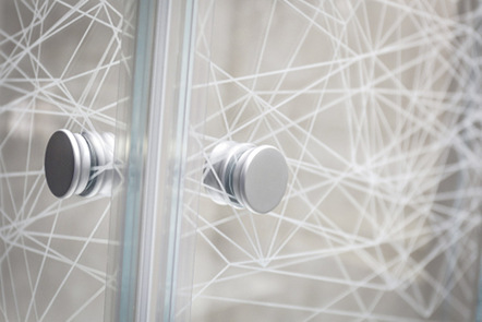 



Außergewöhnliches Glas-Design: eingelasertes Motive im Inneren einer Badezimmerverglasung.
