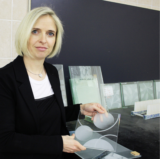 



Betriebsleiterin Katja Neumann entwirft für die Glaskollektion von Porta Glas auch eigene Laser-Designs.
