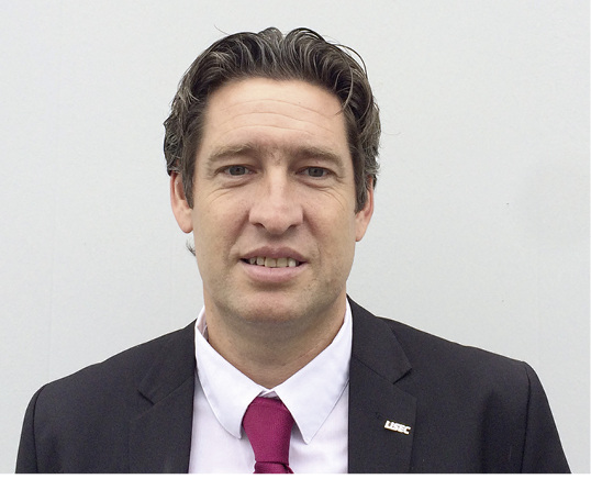 



Andreas Winter, Geschäftsführer der Glastech Produktions- und Verfahrenstechnik GmbH arbeitet mit der neuesten Lisec-Ofentechnik.
