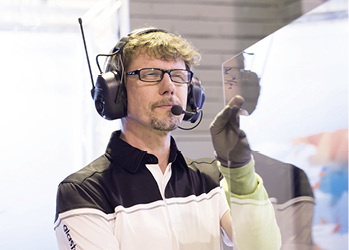 
Der Ofenmeister im Glaston-Showroom in Tampere prüft eine voll vorgespannte Dünnglasscheibe.
