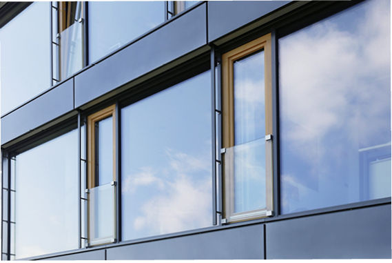 Das Bild zeigt gläserne Absturzsicherungen im System GM Windoorail von Glas Marte.