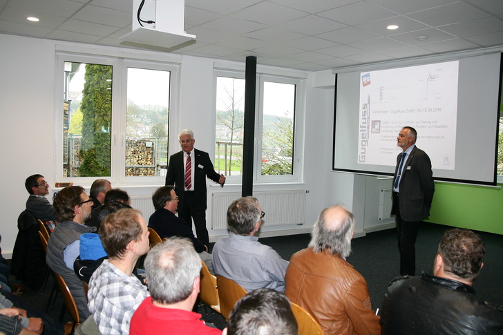 Anton Gugelfuss (l.) leitet den Vortrag von Wolfgang Jehl vom ift ein. - © Daniel Mund / GLASWELT
