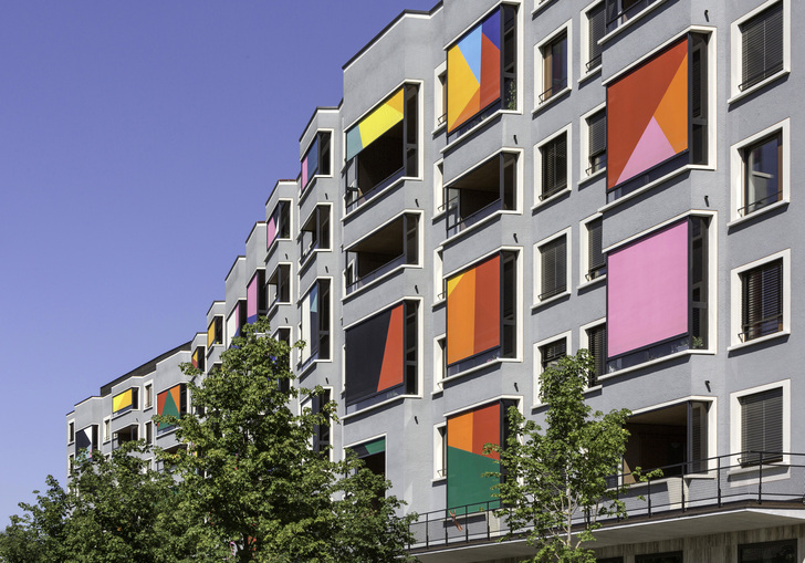 Die Senkrechtmarkisen der Westseite von Zürichs größtem Studentenwohnhaus wurde von der Künstlerin Shirana Shahbazi gestaltet.