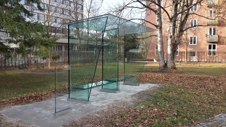 Wie das Kleben von Glas beherrschbar ist, zeigt dieser geklebte Unterstand auf dem Hochschul-Campus in München