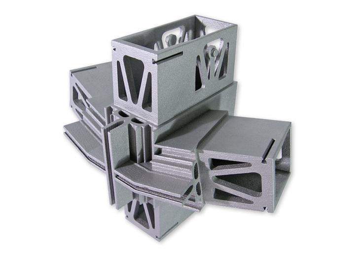 
Dieser komplexe Eckverbinder für Pfosten- Riegel-Fassaden wurde an der TU Delft von Holger Strauss gemeinsam mit Alcoa-Kwaneer entwickelt und mittels 3D Drucker hergestellt.
