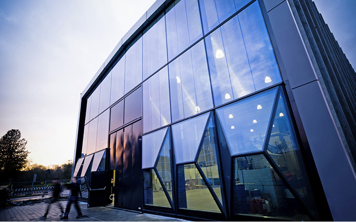 



Optisch ansprechend ist die Südfassade der neue ETA-Fabrik mit Okasolar F-Scheiben ausgestattet.
