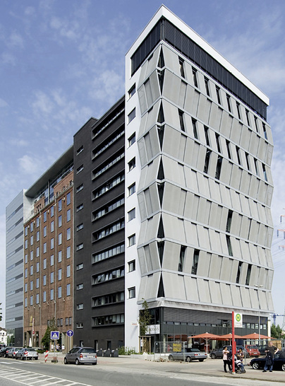 



Der Kai-Speicher in Hamburg-Harburg bekam eine visuell anspruchsvolle Sonnenschutzanlage aus textilen und teilweise beweglichen Schiebeläden. 
