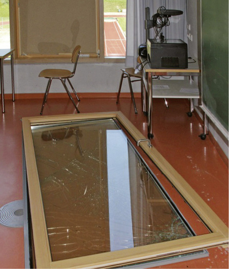 



Bild 1: Damit Unfälle vermieden werden: Besonders auf die richtige Beschlagsauswahl kommt es bei schweren Fensterflügelformaten an! 
