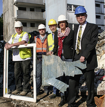 



Ressourcengewinnung beim Hochhaus-Abriss in Marl: (v. l. ) Michael Wachholtz (Freimuth Abbruch und Recycling GmbH), Jörg Schiffner (Tönsmeier Kunststoffe GmbH), Michael Vetter (Rewindo GmbH), Nadia Hellmons, Dr. Jochen Zimmermann (beide Arbeitsgemeinschaft PVC-Bodenbelag Recycling) 
