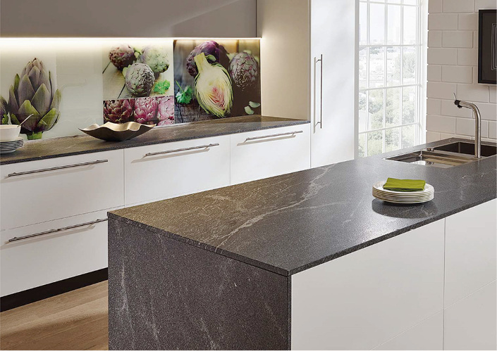 



Anspruchsvolle Küchengestaltung mit Lechner-Produkten: Arbeitsplatten aus Stein und Rückwände aus Glas mit rückseitig im Siebdruckverfahren aufgedruckten Motiven.
