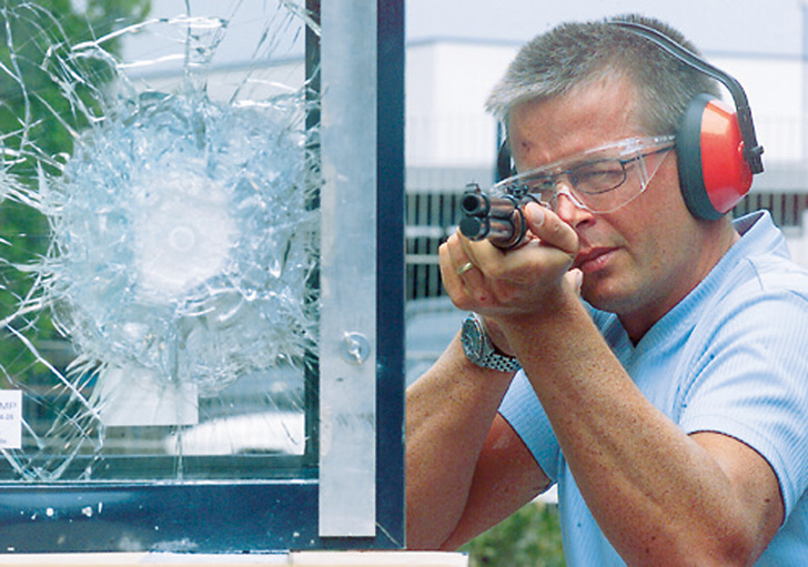 Am Tag der offenen Tür wird bei Haverkamp auch auf Glas geschossen.