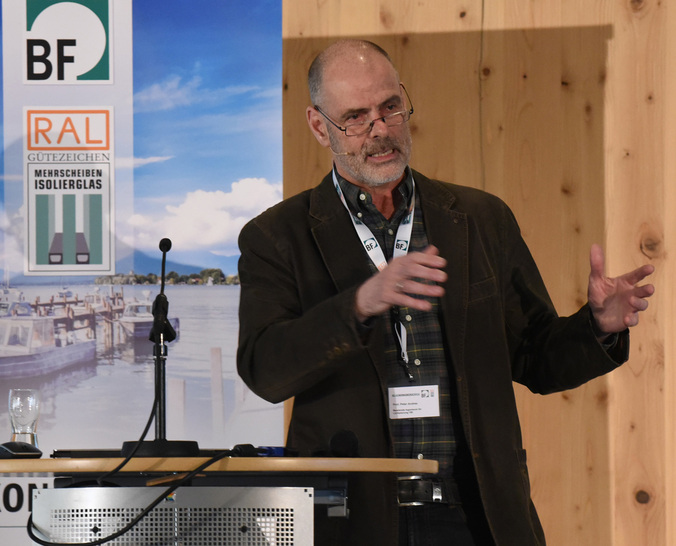 "Wir brauchen mehr Licht im Gebäude", so Lichtplaner Prof. Peter Andres