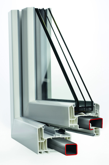 Unter anderem durch Spezial-Sicherheitsschließstücke, eine verstärkte Armierung, Sicherheitsbeschläge und verklebte Glasleisten hält das Orkanfenster einem Windlastdruck von 1.500 Pascal stand.