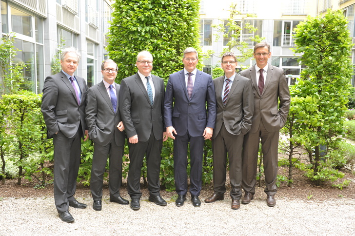 Das Präsidium des BAGV Glas + Solar (v.l.): Dr. Rüdiger Vogel (Saint-Gobain Isolierglas-Center), Thomas Perlitz (Gerresheimer AG), Präsident Hans-Peter Langer (Schott AG), Harms Lefnaer (BAGV Glas + Solar), Marcus Mosner (Pilkington Deutschland AG), Heiko Probst (BGT Bischoff Glastechnik AG). - © BAGV Glas + Solar
