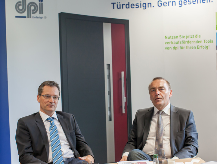 Volker Broecker (links), Finanzen/Personal, und Martin H. Dettmer, Vertrieb/Produktion, beide Geschäftsführer dpi Türdesign GmbH - © Rainer Hardtke / GLASWELT
