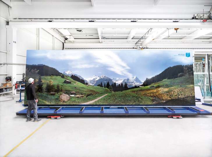 Beeindruckende Glasformate werden bei Sedak bedruckt.