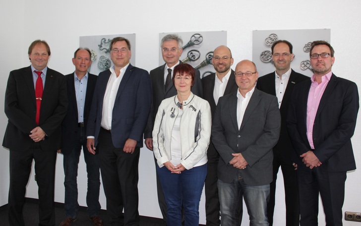 Der neue Vorstand der Gütegemeinschaft Schlösser und Beschläge e.V. (v.l.: Martin Barck, Alfred Dinkelborg, Stephan Schmidt, Richard Rackl, Susanne Buschmann, Joachim Gillert, Jürgen Meinhardt, Wolfgang Landwehr, André Wulfert, nicht auf dem Bild: Falk Füllgraf und Daniel Gründler)