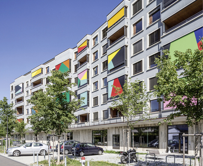 



Für die exakte farbige Beschichtung der Tücher entwickelte die Künstlerin einen Fassadenplan, der die über die ganze Fassade verlaufenden geometrischen Muster aufzeigt. 
