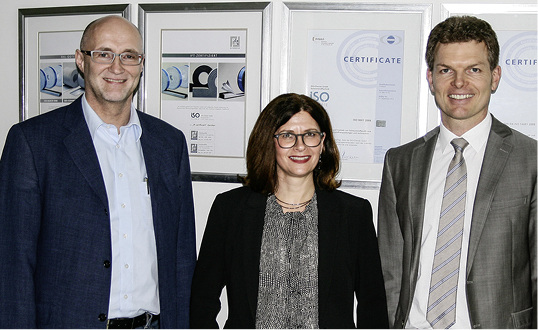 <p>
</p>

<p>
GLASWELT zu Besuch bei ISO-Chemie. Im Bild Andreas Lange (Leiter Technik & Training), Marketingleiterin Inge Knorn und Geschäftsführer Dr. Martin Deiß (r.).
</p> - © Foto: Daniel Mund / GLASWELT

