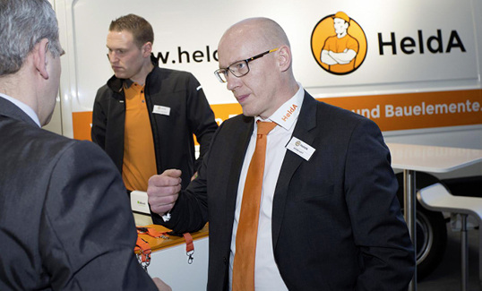 
Viel zu tun gab es für Peter Luft auf der FENSTERBAU in Nürnberg. Die Zahl der Anfragen war sehr groß. 
