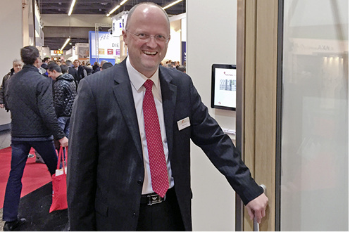 



Roto-Marketingleiter Udo Pauly demonstriert auf der Messe die Vorteile des neuen Schiebebeschlages.
