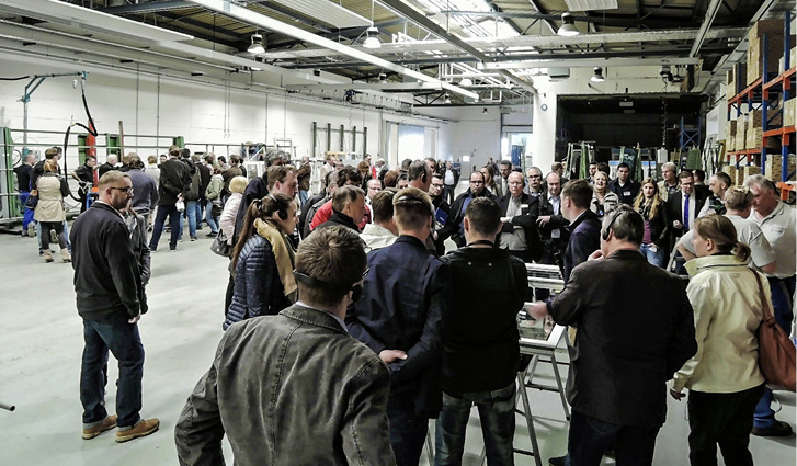 
Partnertag mit Workshop-Charakter: Hier werden die Vorteile geklebter Fenster erklärt.
