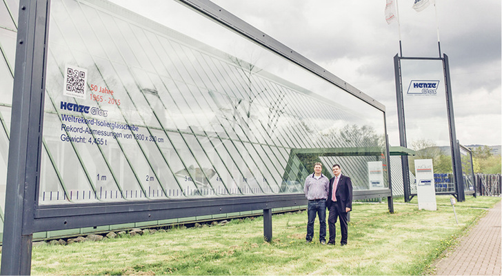 <p>
GF Matthias Zander (l.) und Dr. Knut Göke von Kömmerling vor der 18 m langen ISO-Einheit am Standort in Hörden.
</p>