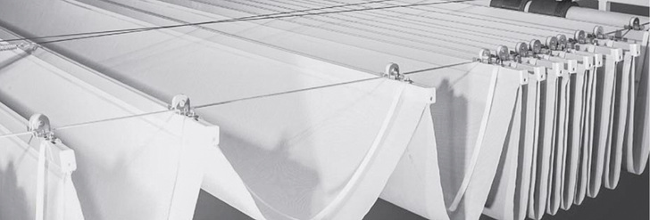 



Für Baldachinanlagen ergeben sich mit dem Glasdach weitere Einsatzbereiche. Handbetriebene Ausführungen können je nach Ausführung auch bei geringen Dachneigungen problemlos eingesetzt werden.
