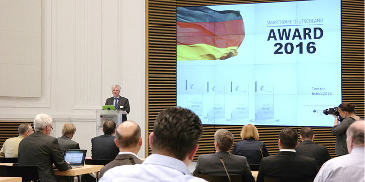 <p>
</p>

<p>
Günther Ohland, Vorsitzender der Smart Home Initiative Deutschland, begrüßte im Haus des Bundesministeriums für Wirtschaft und Energie die Teilnehmer und Gäste des Smart Home Awards 2016.
</p> - © Foto: Olaf Vögele

