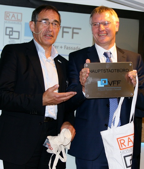 Bernhard Helbing übergibt in Palma de Mallorca das Zepter des VFF-Präsidiums an Detlef Timm.