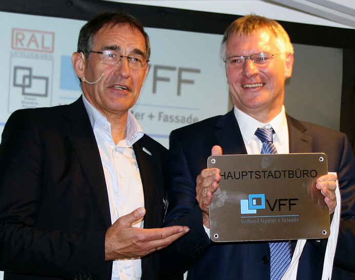 Bernhard Helbing übergibt in Palma de Mallorca das Zepter des VFF-Präsidiums an Detlef Timm.