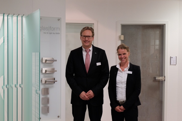Geschäftsführer Manfred Großjohann und Claudia Duhme stellten die neue Ganzglastürenkollektion vor. - © Matthias Fischer, GLASWELT
