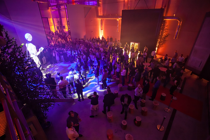 Eine Einweihungsparty mit viel Rauch und zuckendem Licht - wie es sich für einen ordentlichen Brennraum gehört