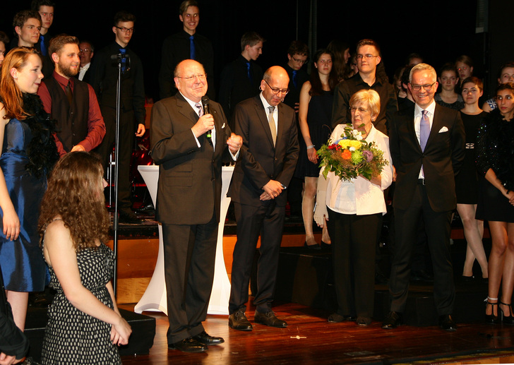 Gemeinsam freut man sich auf das Erreichte: Am Mikrofon Wilfried Ensinger, rechts von ihm sein Sohn Klaus und seine Frau Martha sowie Geschäftsführer Dr. Roland Reber
