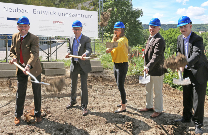 Erster Spatenstich des neuen Entwicklungszentrums auf dem Gelände des Geze Stammsitzes in Leonberg. Von links: Pius Geiger, Geschäftsführer des Generalbauunternehmens Wilhelm Geiger GmbH & Co. KG; Marc Alber, Geschäftsführer Technik; Sandra Daniela Alber, Gesellschafterin; Bernhard Schuler, Oberbürgermeister der Stadt Leonberg; Florian Birkenmayer, Geschäftsführer Entwicklung
