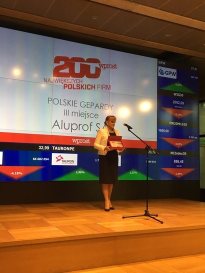Handelsdirektorin Margaret Wojtasik nimmt die Auszeichnung des “Polnischen Geparden“ entgegen. - © Aluprof
