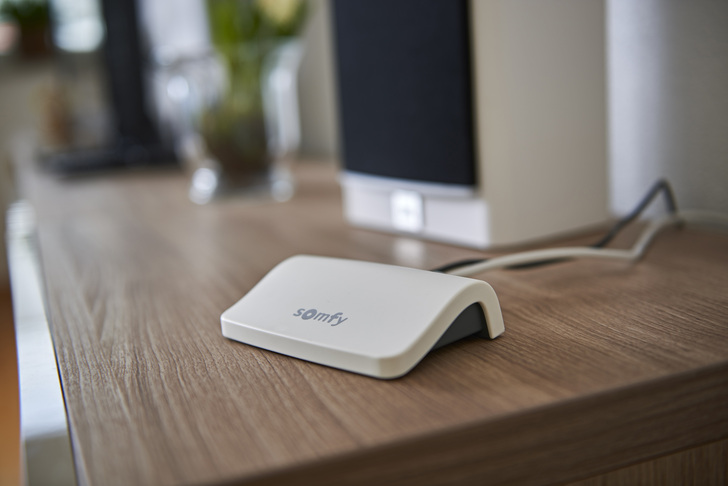 So soll der einfache Einstieg ins intelligente Wohnen aussehen: Die Connexoon-Box steuert sämtliche angeschlossene Produkte per Funk.