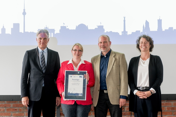 Bei der Urkundenübergabe (v.l.): Stephan Schwarz (Präsident HWK), Julia Geburzi-Horn (kaufm. Geschäftsführerin BarteltGLASBerlin), Robert Horn (techn. Geschäftsführer BarteltGLASBerlin) und Dr. Beatrice Kramm (Präsidentin IHK) - © BarteltGLASBerlin
